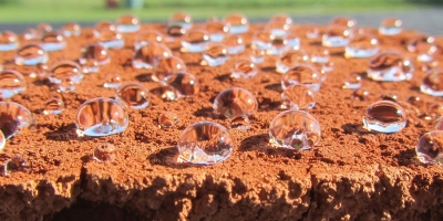 科技日报：抹上这种神奇“乳液”，土路下雨不和泥